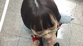 湯たんぽは、文字列のビキニで一人で踊りま ...
