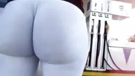 ピンクのミニパンツを持つ女性 主婦 の  ...