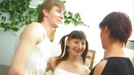 お父さんfucksその女の子と息子のコッ ...