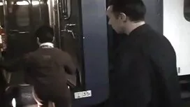 男fucks彼のガールフレンドの服に座っ ...