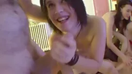 一つを食べて、その後、金髪のslutにな ...