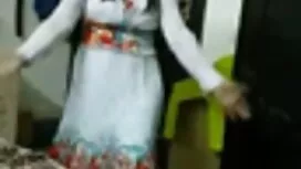 彼女の友人と夫の撮影のボールを吸う エッ ...