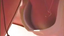 女の子の間に与える彼女のblowjobの ...