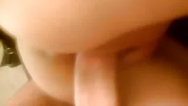 熱いわんぱく女の子-金の上にロールにサド ...