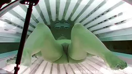 熱い王冠はシャワーを取っています 女性  ...