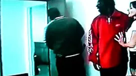 明るいポルノ映画やプールによる大きな白い ...